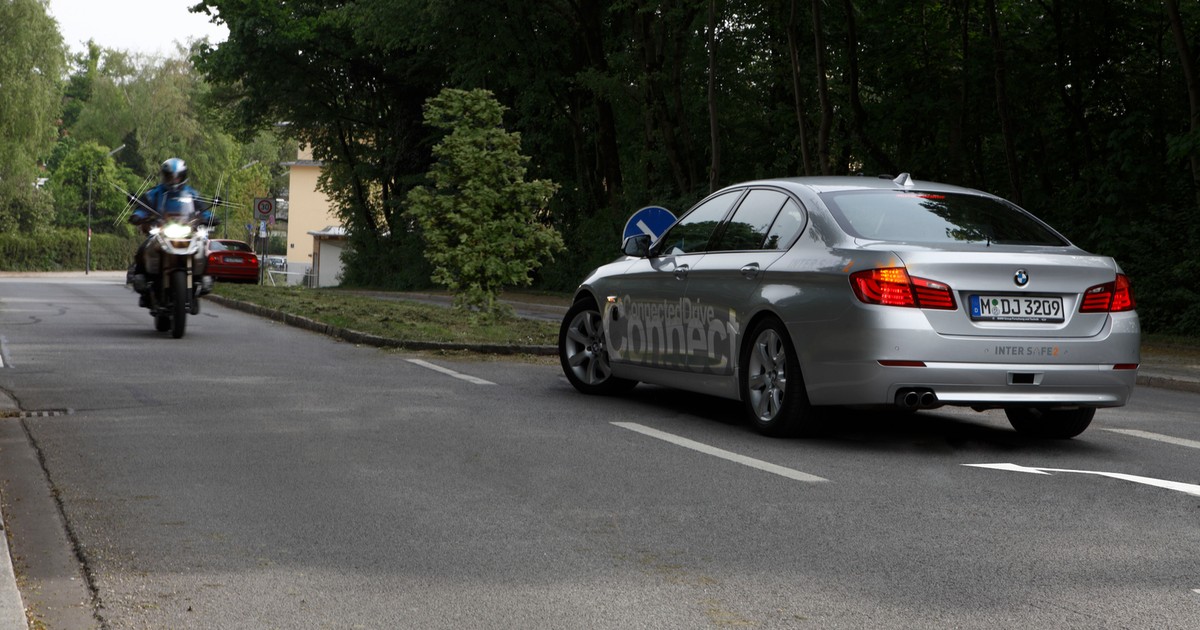Bezpieczny skręt w lewo z BMW