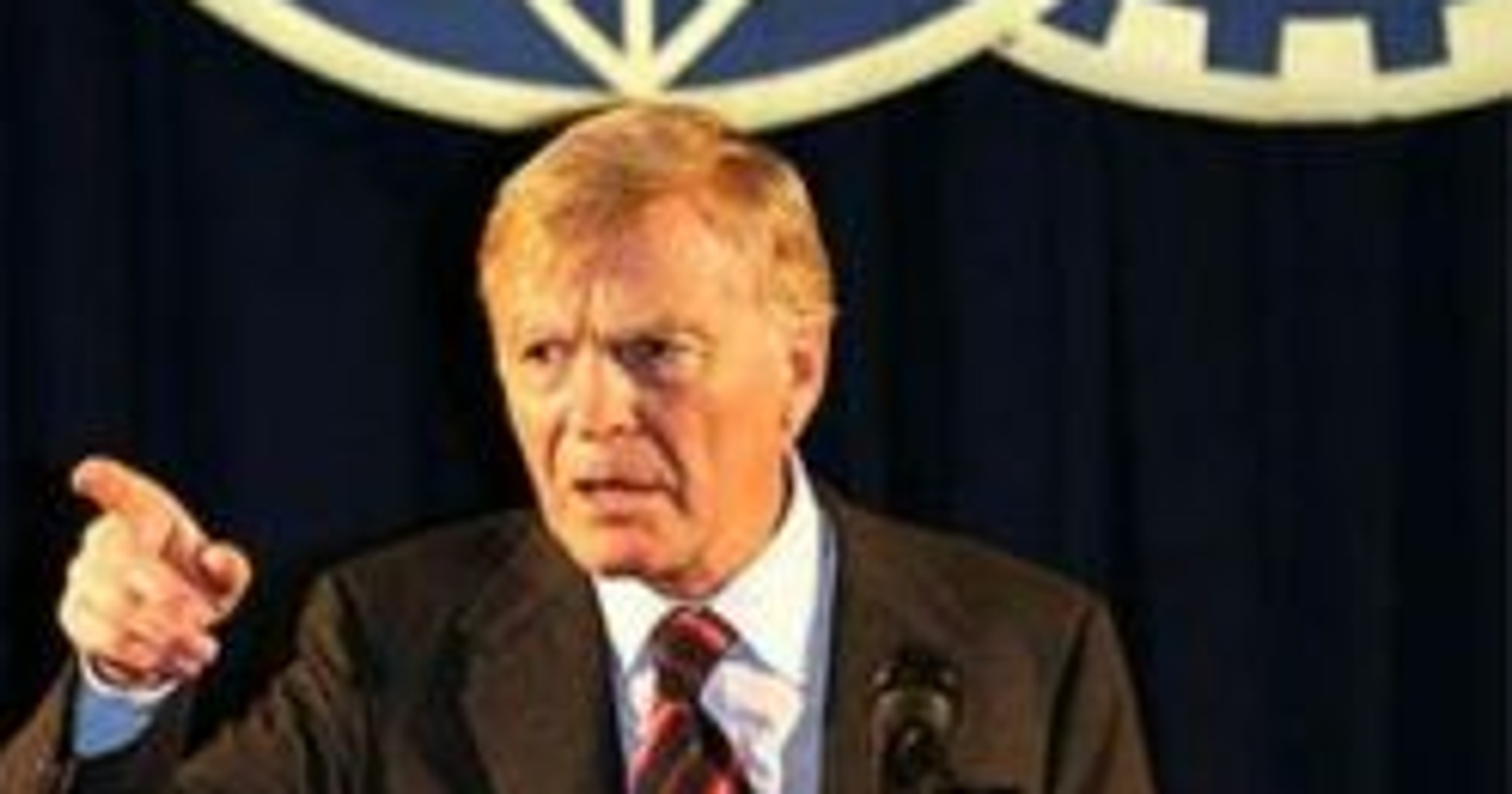 Skandalista Max Mosley pozostaje!