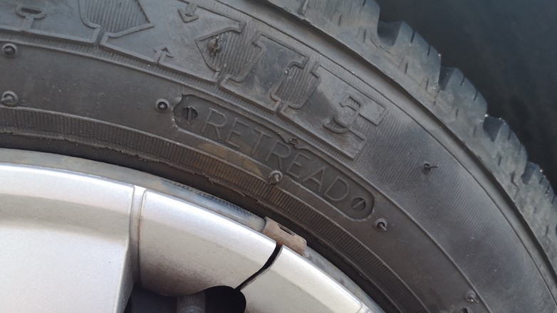 Opony bieżnikowane mają oznaczenie: retread. Wprawne oko i bez tego widzi, że to „nalewka”