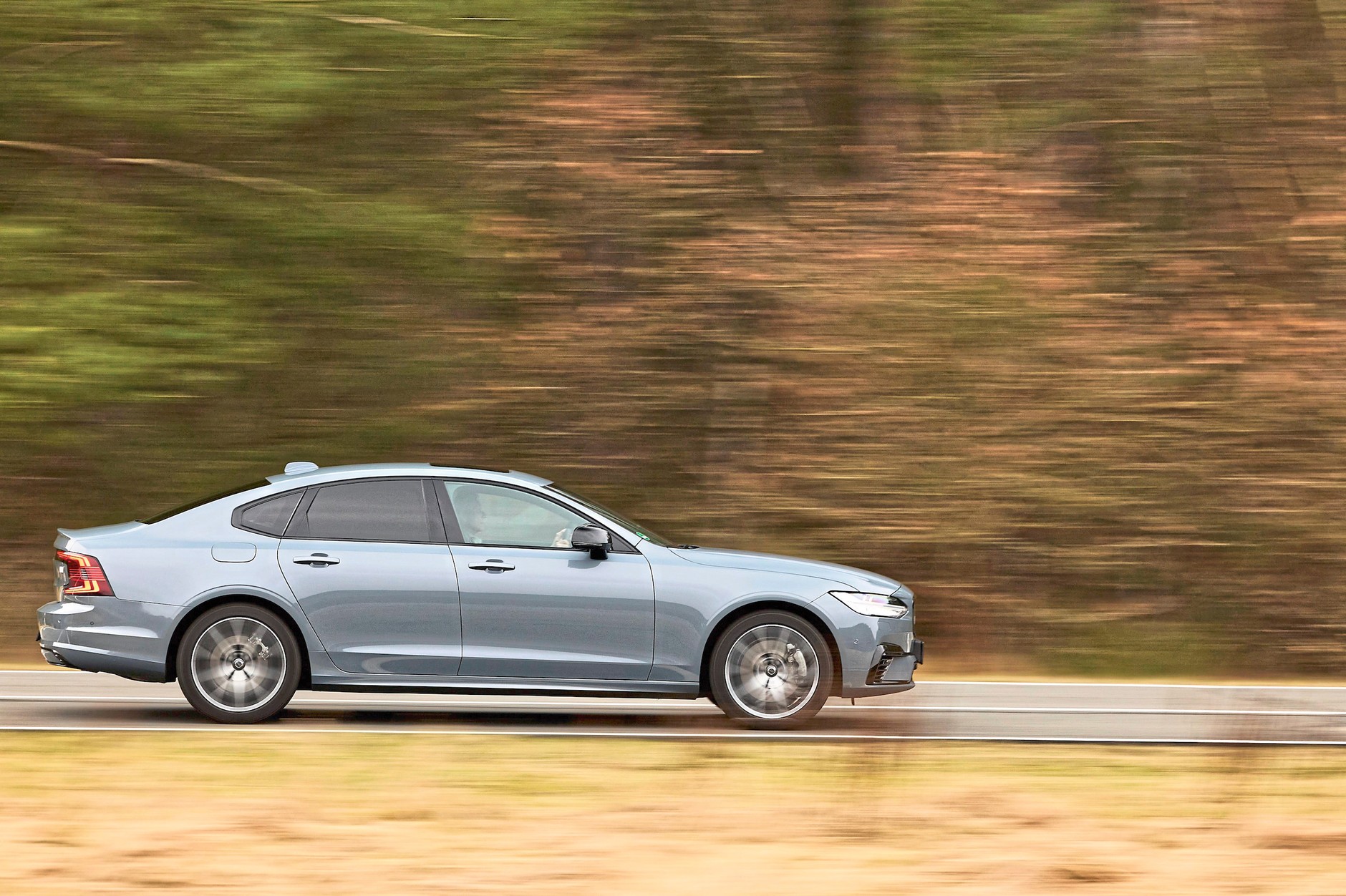 Mercedes E 400 e kontra Volvo S90 T8