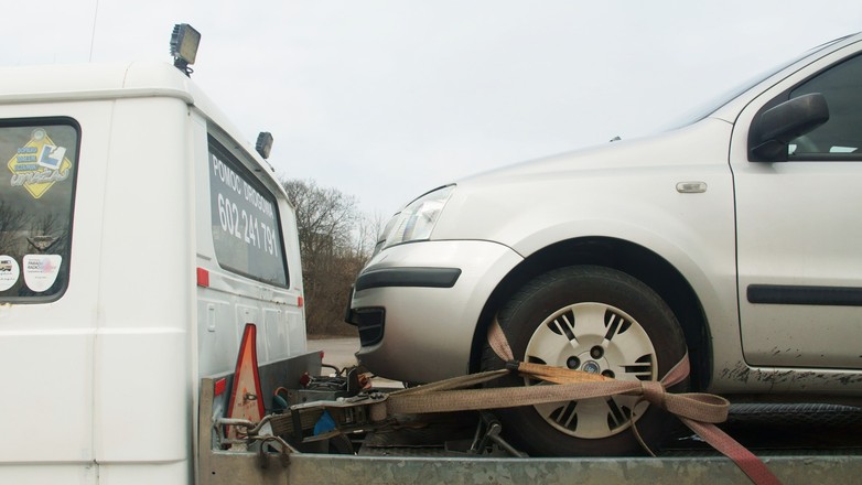 Pomoc drogowa, holowanie pojazdów, laweta, zepsuty samochód, auto na lawecie