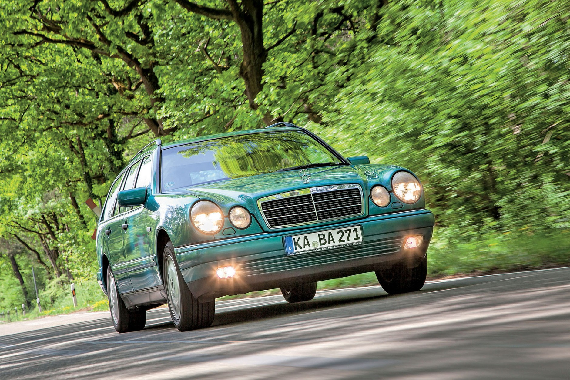 Czterooki Mercedes W210 jest uważany za jaskinię rdzy. Na szczęście zdarzają się jeszcze wyjątkowe okazy. W modelu T z zielonym metalicznym lakierem oraz 8-cylindrowym, 279-konnym benzyniakiem pod maską na chwilę zapomina się o kłopotach tego typu.