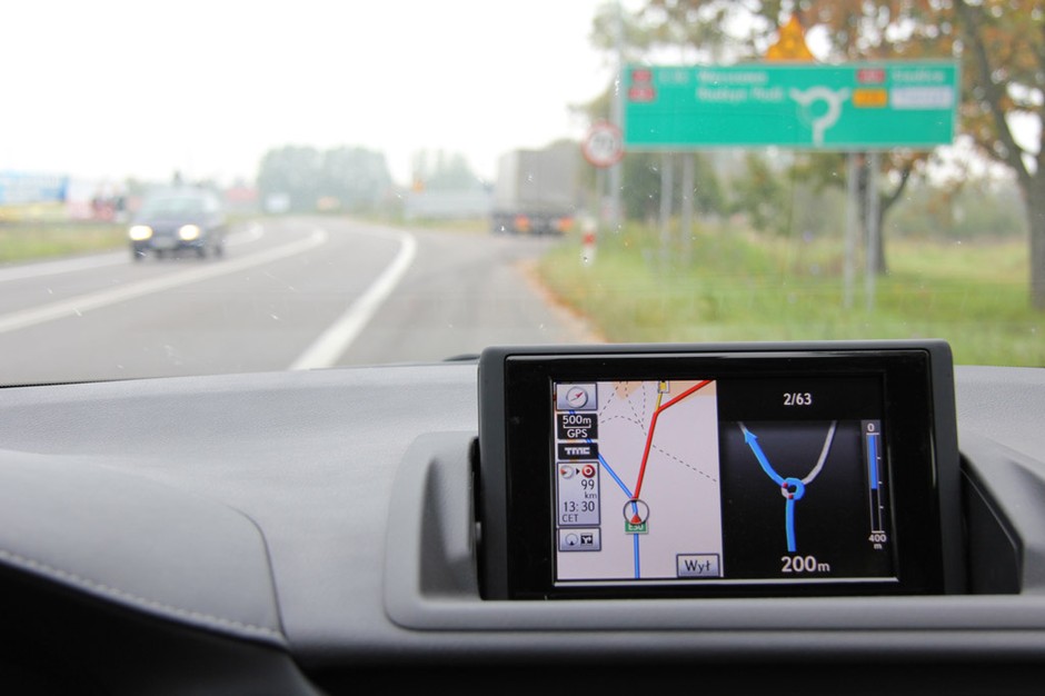 AutoMapa kontra fabryczne nawigacje, którym warto im zaufać