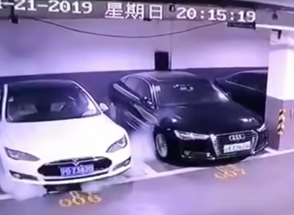 Wybuch Tesli na parkingu podziemnym [Wideo]
