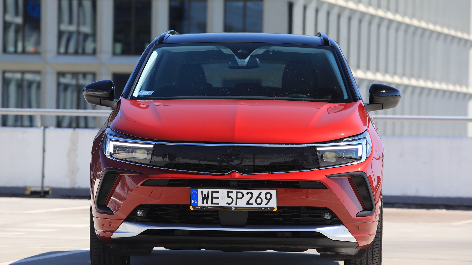 Opel Grandland – po liftingu z przodu zastosowano panel Opel Vizor