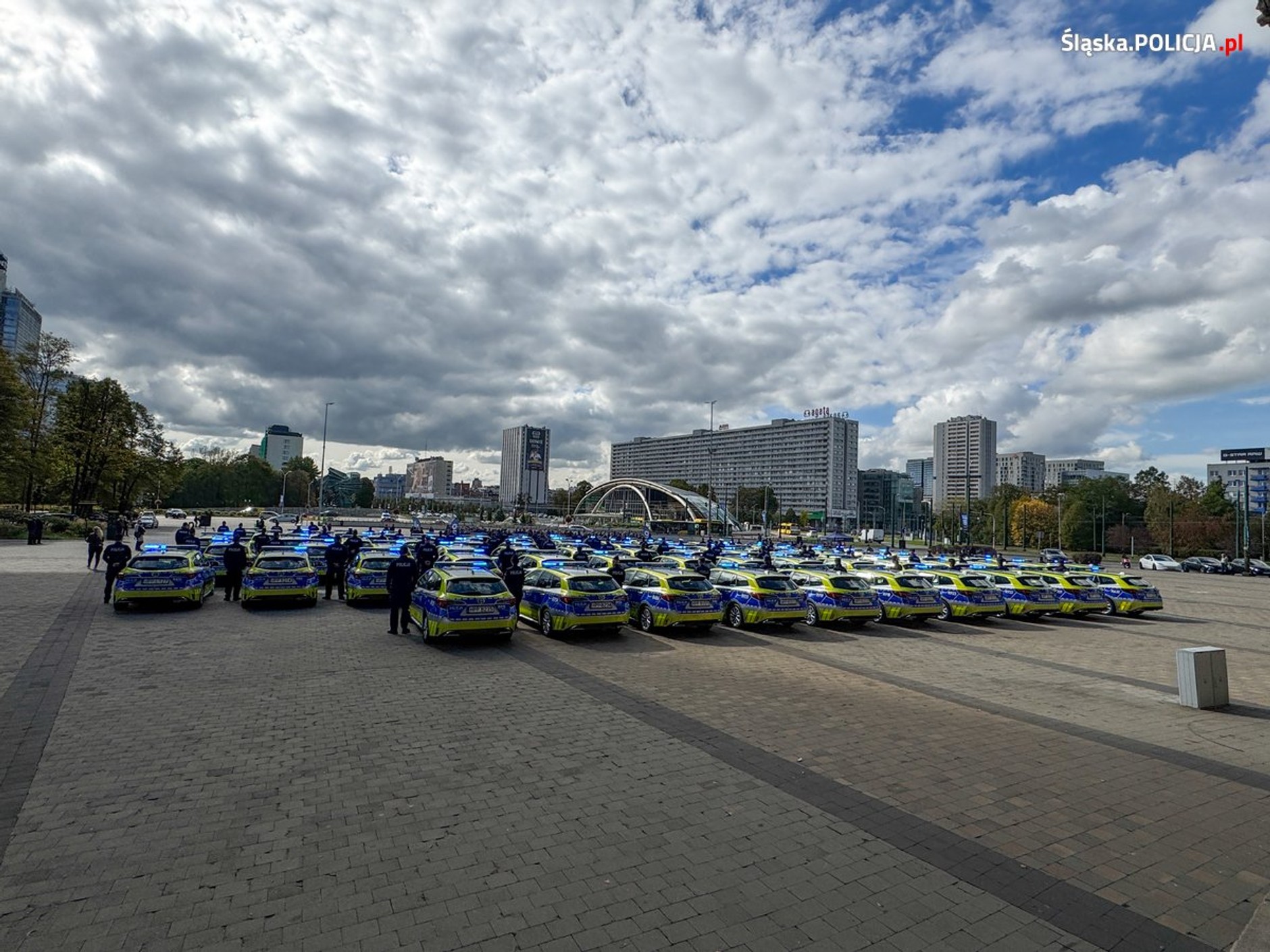 Policjanci ze Śląska dostali nowe radiowozy. Są hybrydowe