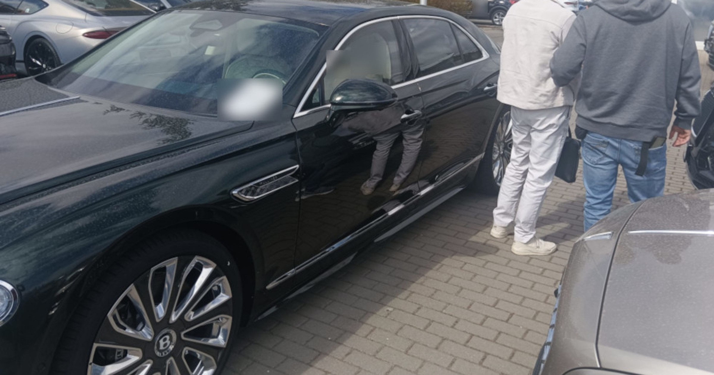 Chciał wypożyczyć Bentleya, podszywając się za kogoś innego