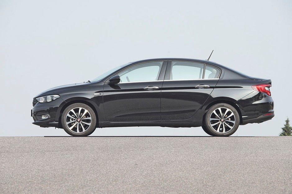 Fiat Tipo kontra Skoda Rapid - co oferują topowe wersje?