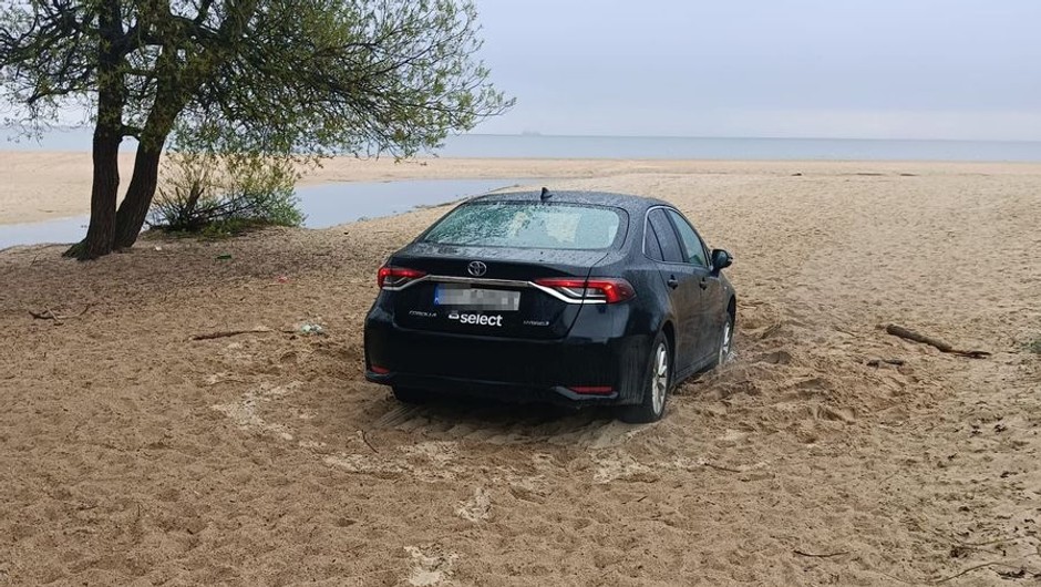 Wjechał samochodem na plażę