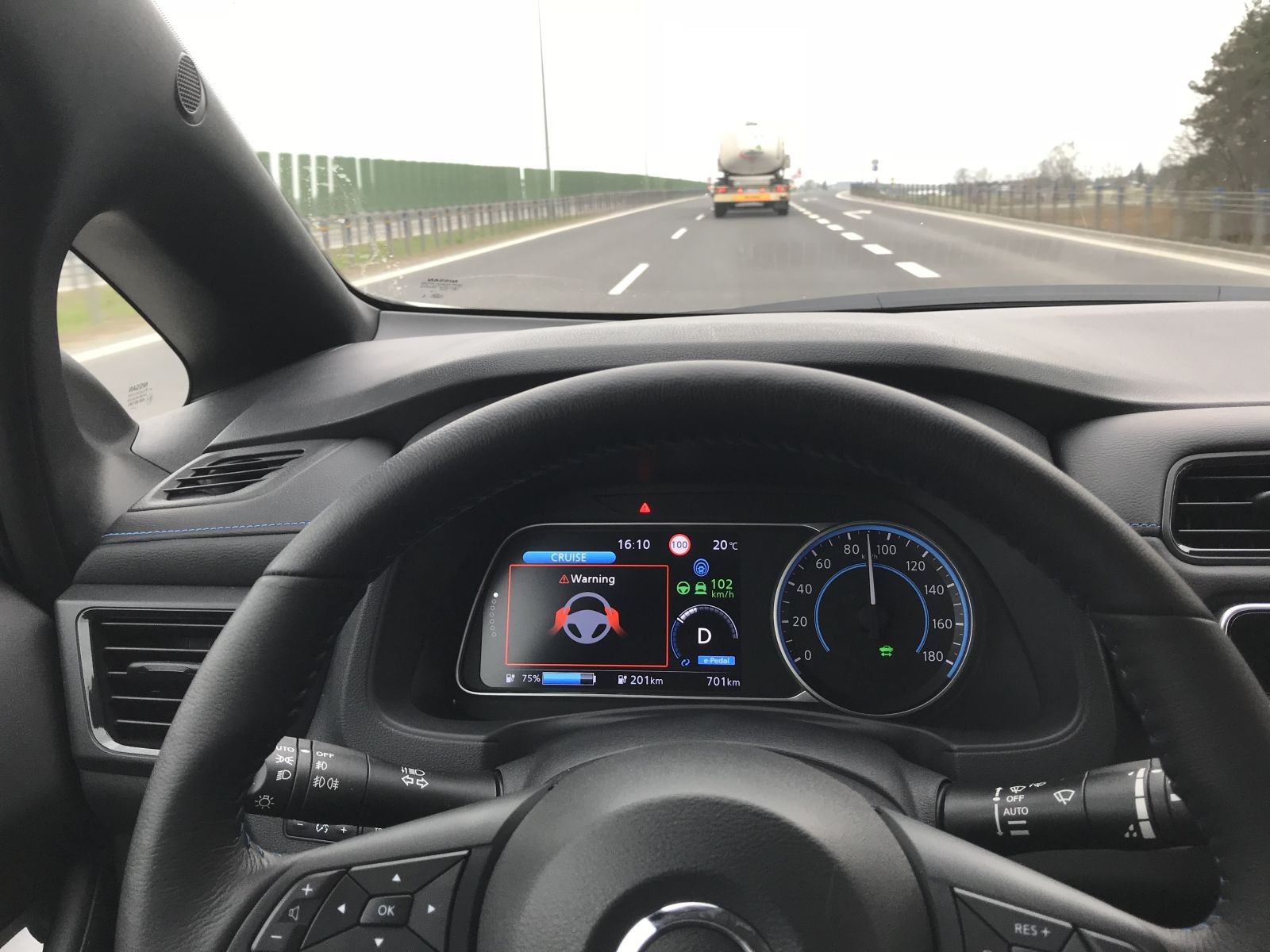 Nissan Leaf - za chwilę rozpocznie się automatyczne hamowanie by zatrzymać samochód