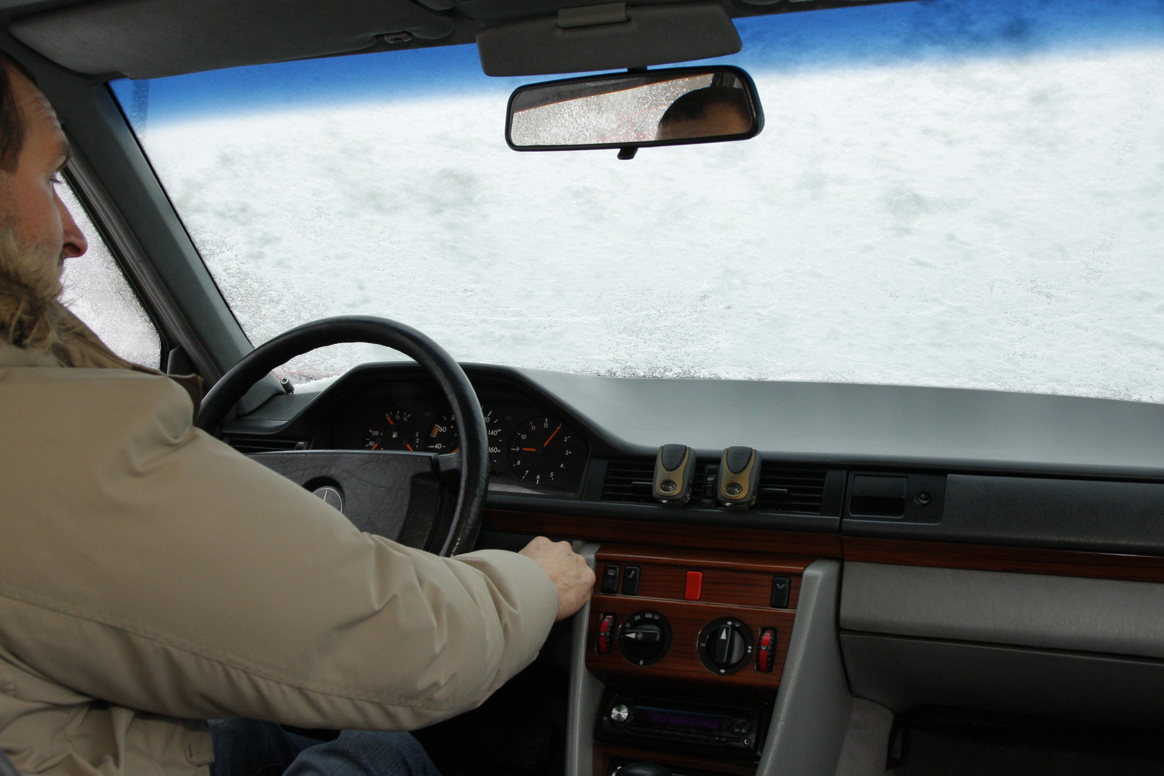 Zamarznięta od wewnątrz przednia szyba? Unikaj tych metod, jeżeli szanujesz budżet