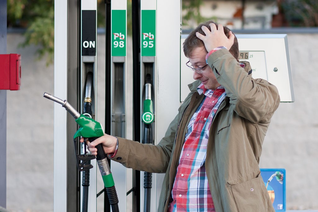 Klienci nie mogli się spodziewać, że wlewają do baków złe paliwo