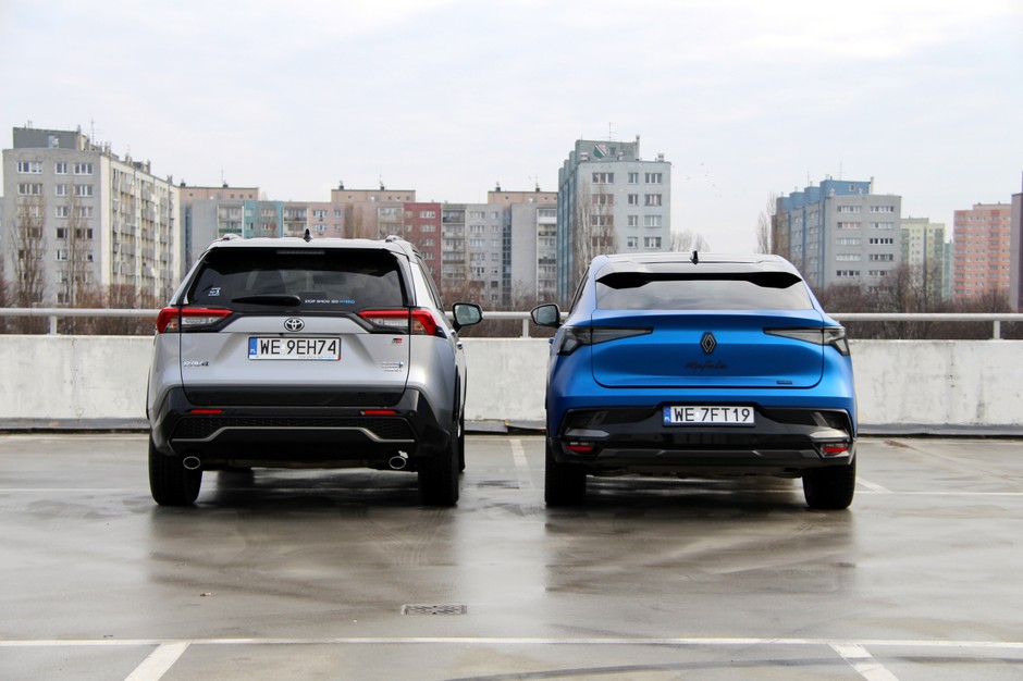 Renault Rafale E-Tech 300 kontra Toyota RAV4 Plug-In Hybrid