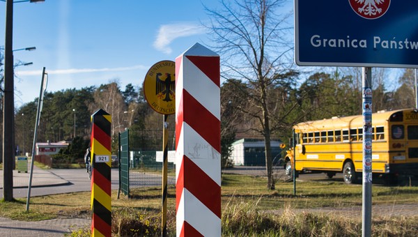 Planujesz dalszą podróż samochodem? Uwaga na nowe zasady wjazdu na granicy
