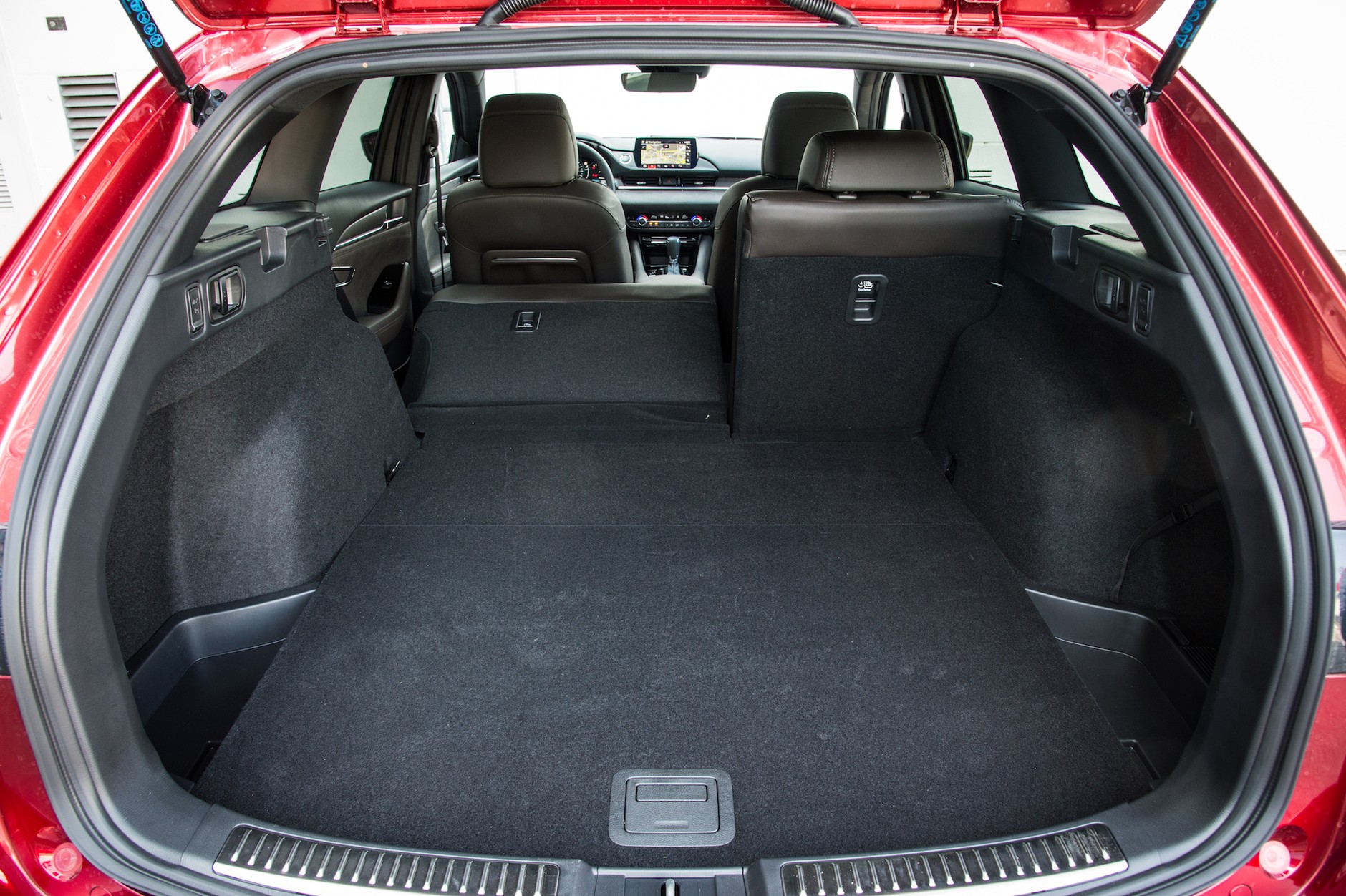 Mazda 6: japońskie kombi z najmniejszym i najpłytszym bagażnikiem w stawce, pojemność 522-1664 l.