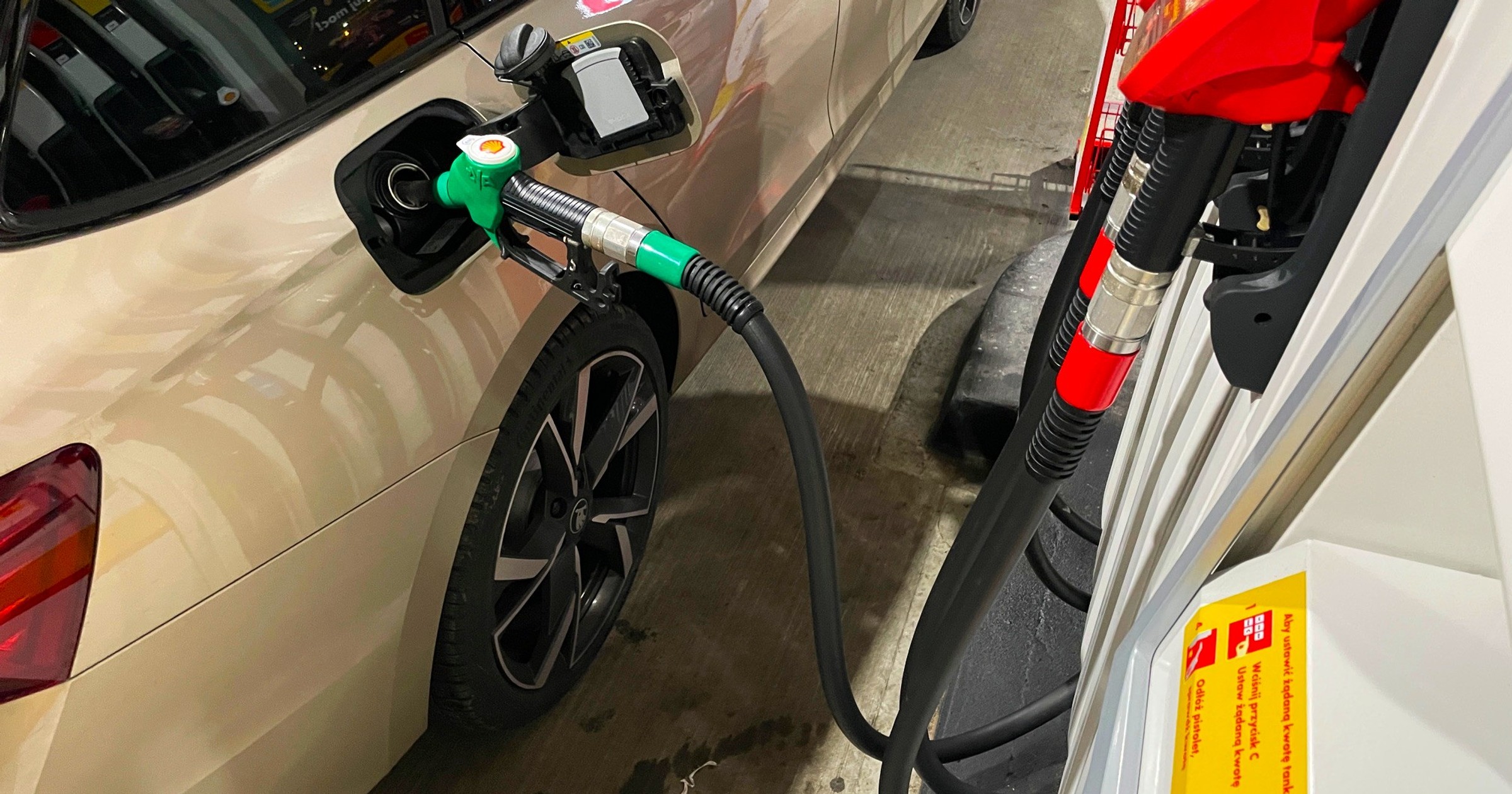 Tankowanie samochodu na stacji paliw