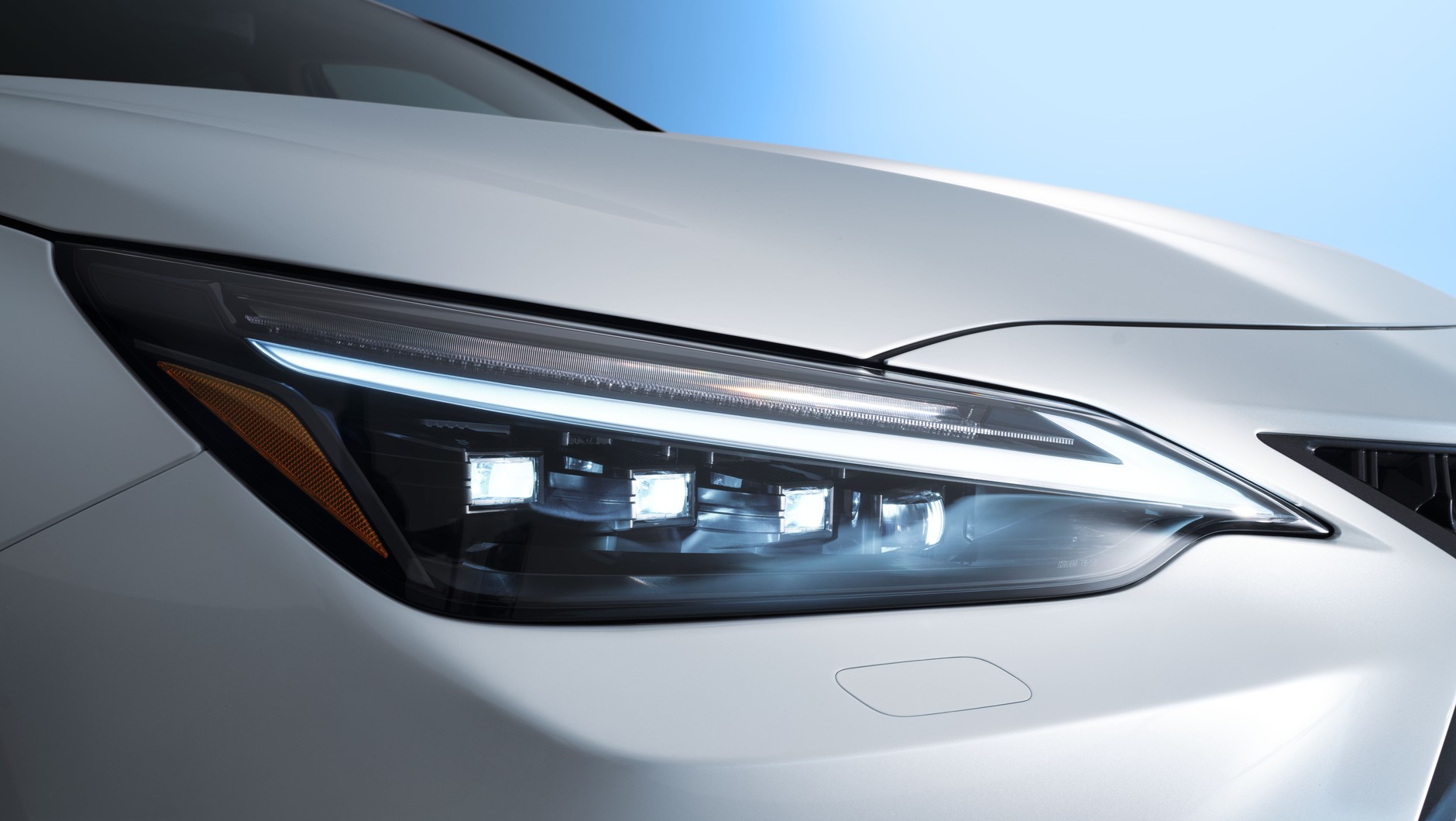 Reflektory Quad LED nowego Lexusa NX