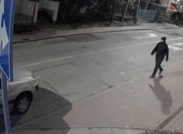 Przebił opony w kilkudziesięciu autach. Poznajesz go? [WIDEO]