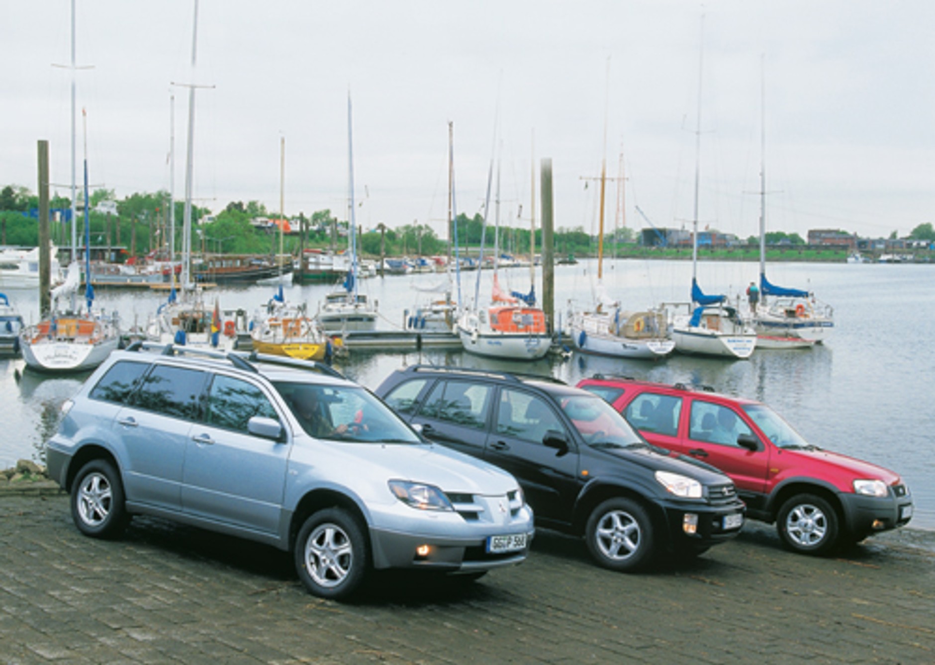 Trzy suv-y z benzynowymi silnikami: Mitsubishi Outlander kontra Toyota Rav4 i Ford Maverick