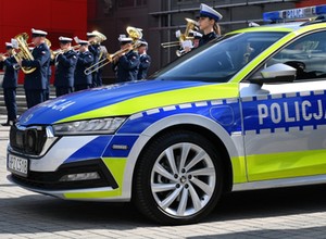 Policja pokazała radiowozy i motocykle z nowym oznakowaniem. Pierwsze za chwilę pojawią się na drogach