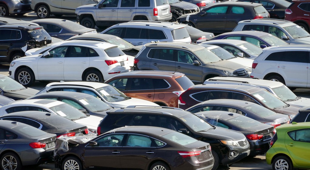 Auta sprowadzane z USA pochodzą najczęściej z aukcji i mają za sobą burzliwą przeszłość. Służby mogą ją łatwo sprawdzić