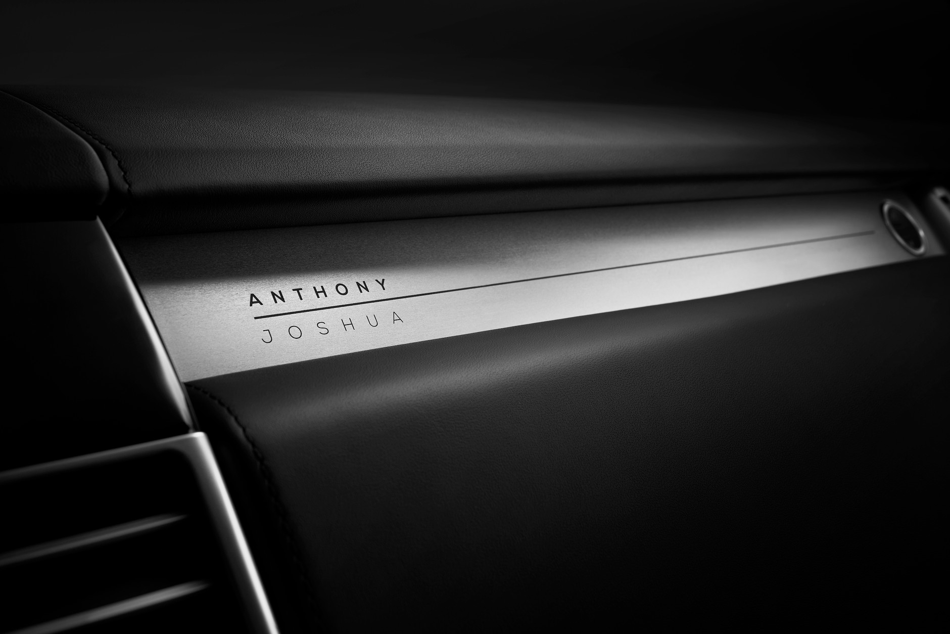 Anthony Joshua odebrał Range Rovera SVAutobiography