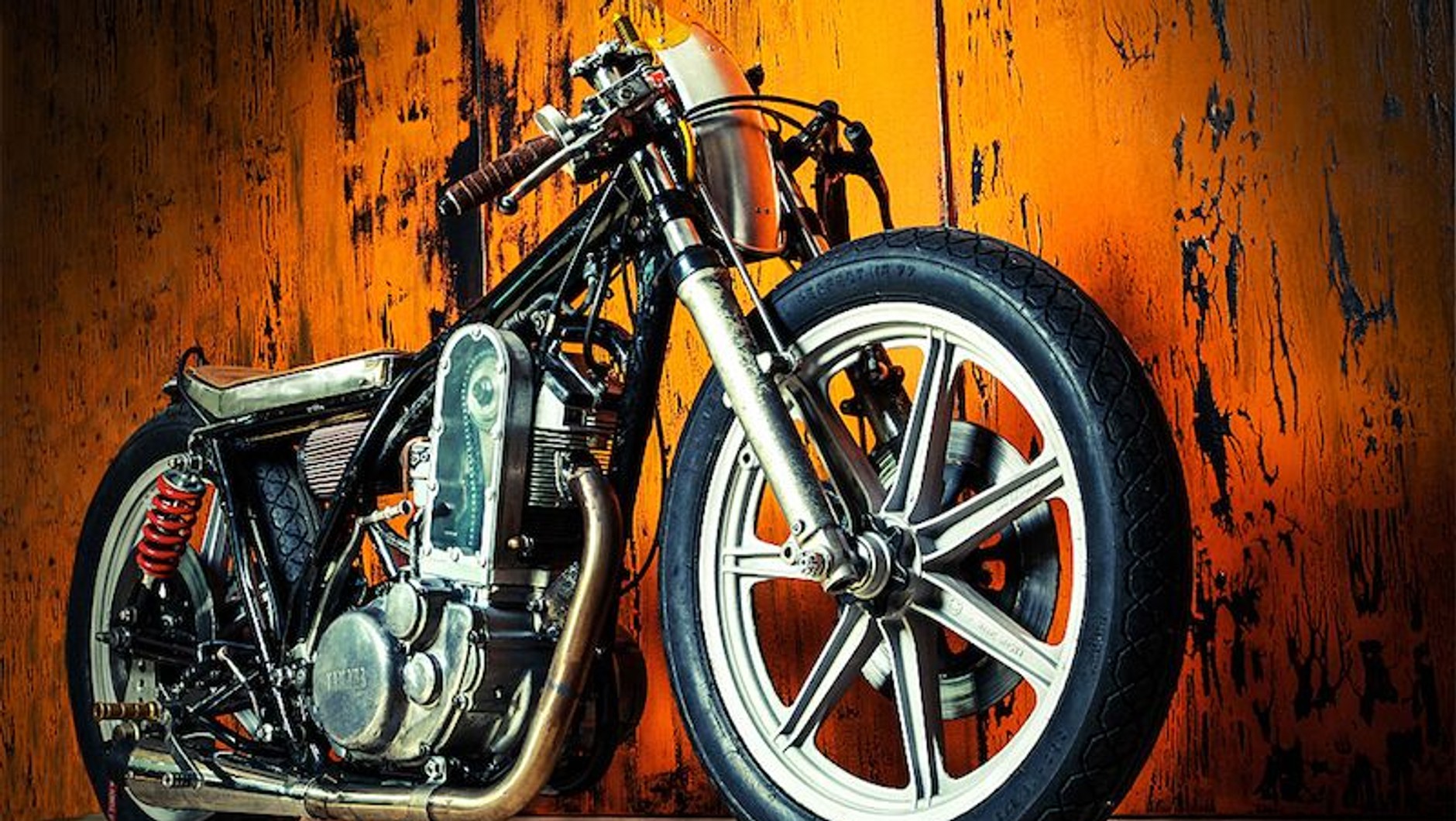 Kingston Yamaha SR500 z fragmentem silnika od Porsche 911 Turbo z generacji 930