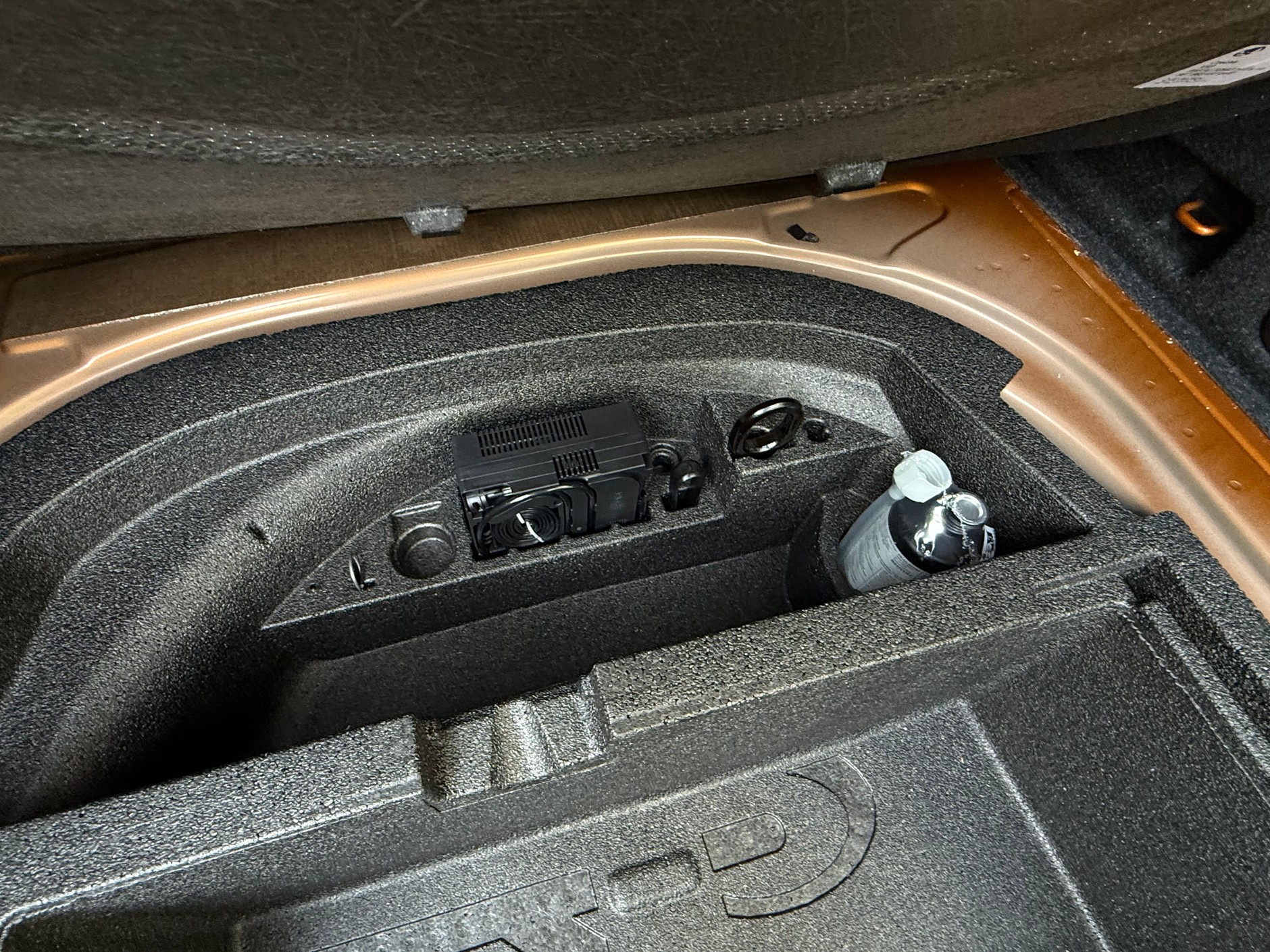 Zestaw naprawczy do opon zajmuje niewiele miejsca i mało waży. Niestety, zwykle nie pomaga