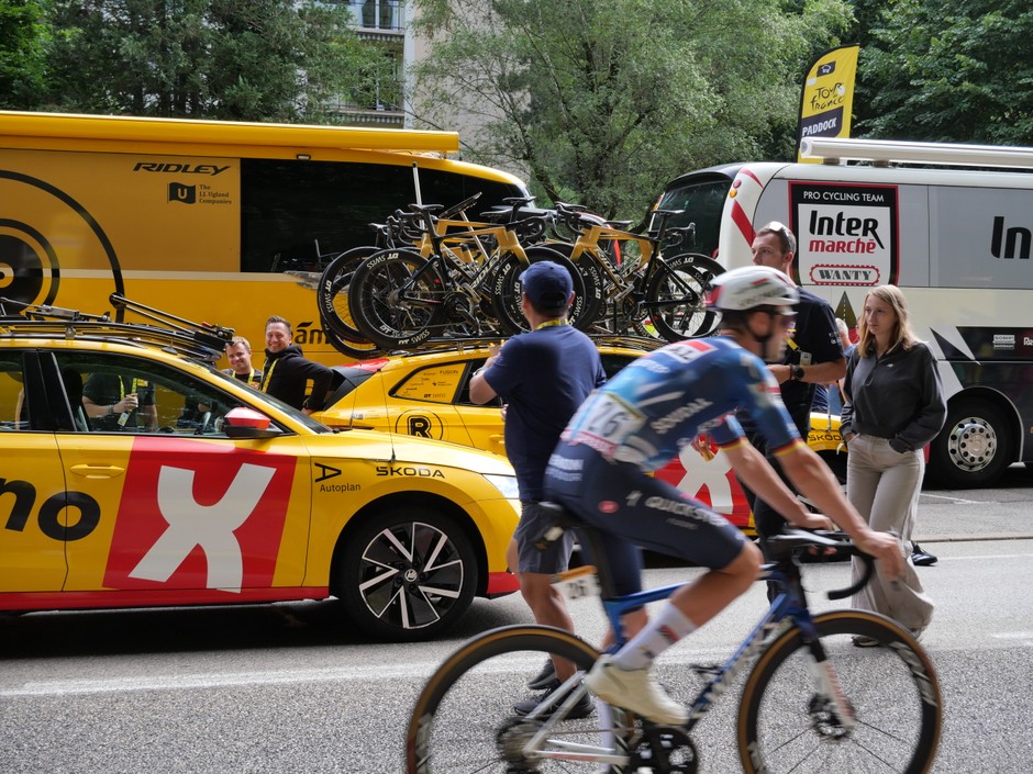 TdF – strefa zawodników i ich ekip przed startem