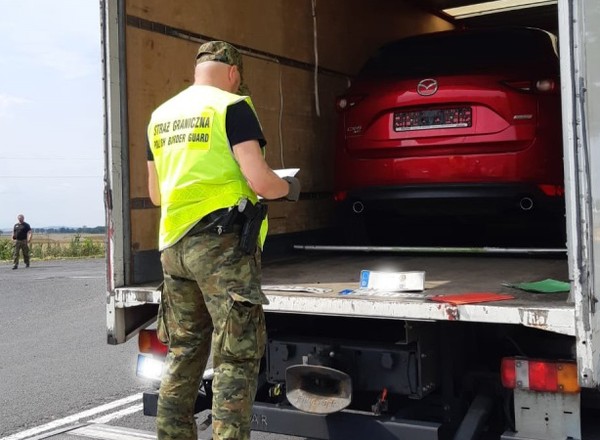 W skradzionej ciężarówce przewoził inne kradzione auto