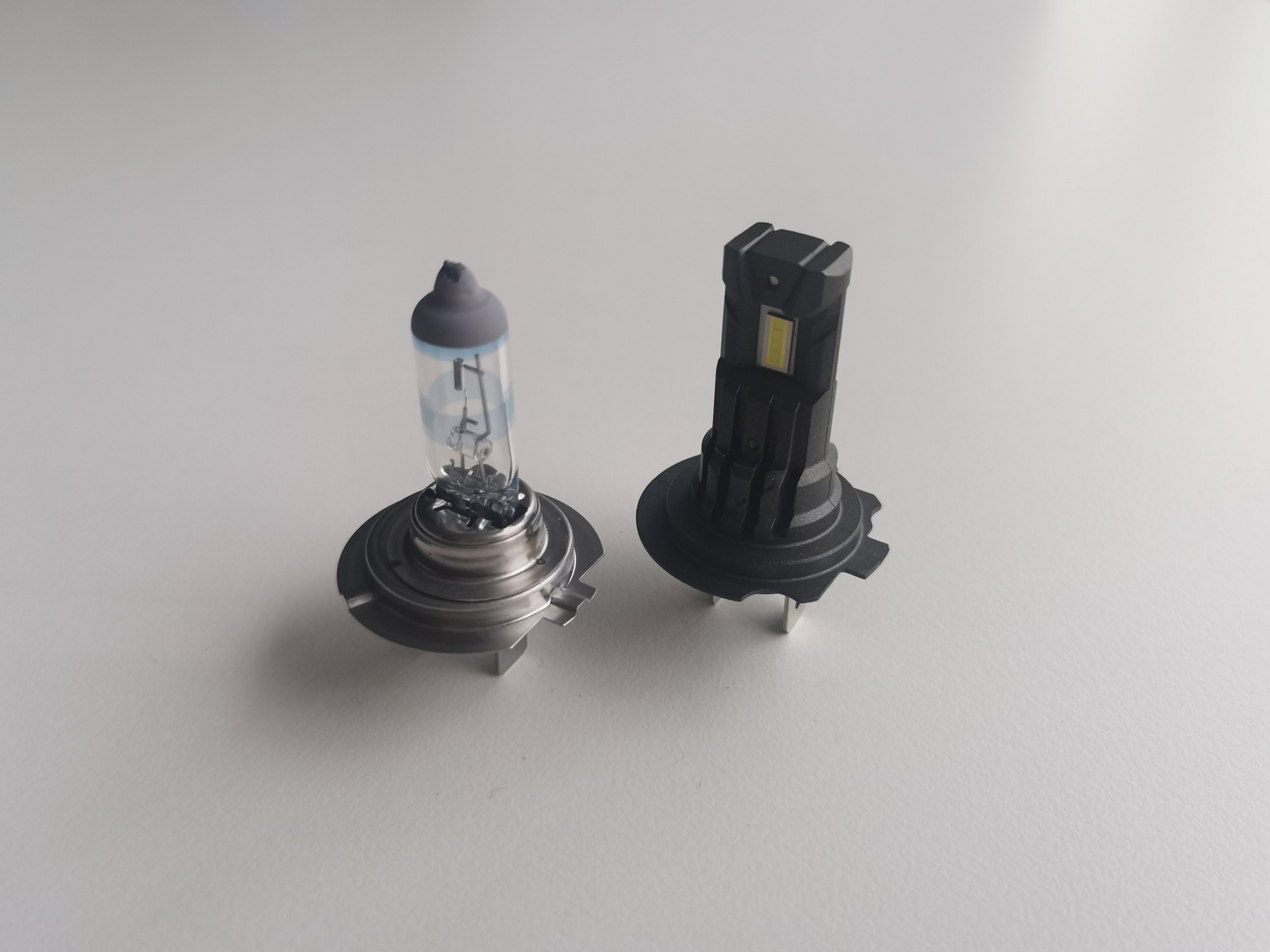 Tak wygląda żarówka H7 w porównaniu do nowoczesnego retrofita LED