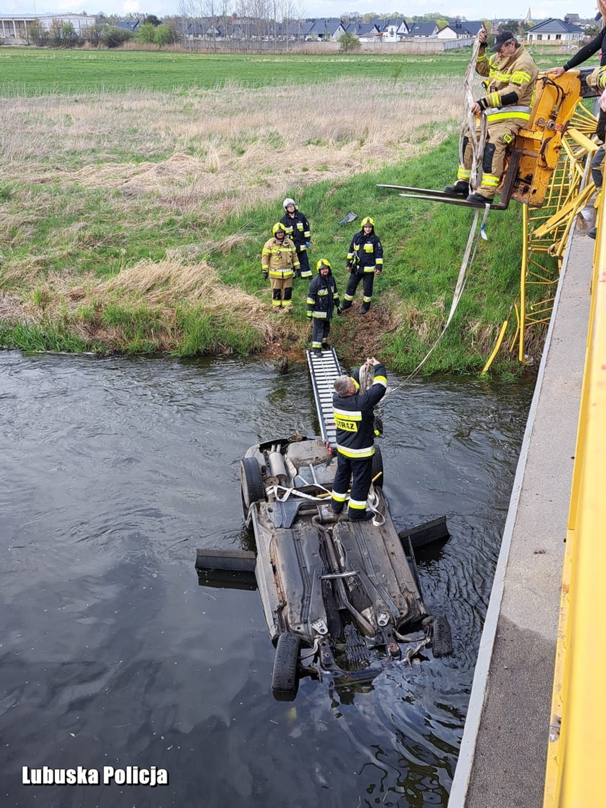 Pijany kierowca przebił barierki i wpadł do rzeki