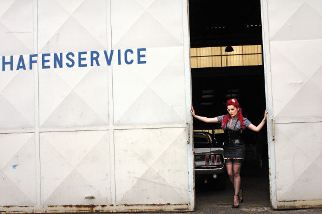 Seksowne kobiety w ekstrawaganckich samochodach