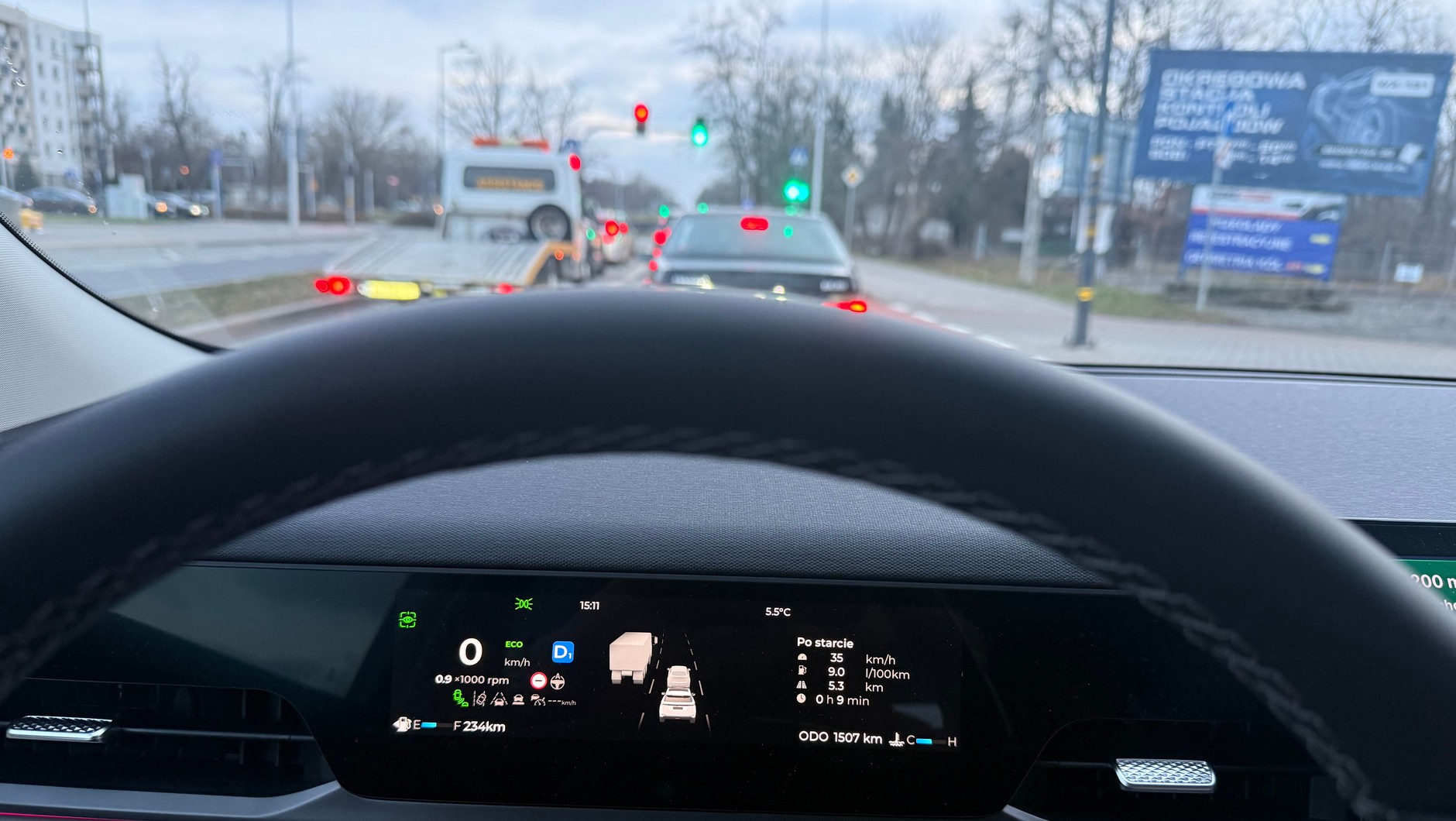 9 l na 100 km w miejskich korkach – zupełnie przyzwoity wynik, jak na benzyniaka. Problem w tym, że w rzeczywistości jest 11.