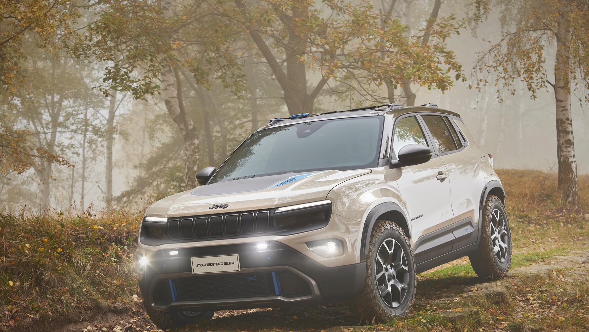 Możliwości terenowye Jeepa Avengera 4x4 są imponujące: kąt natarcia zwiększony do 21 stopni, kąt rampowy do 34 stopni, a kąt zejścia do 20 stopni. Wersja 4x4 ma również mieć prześwit większy niż 200 mm.
