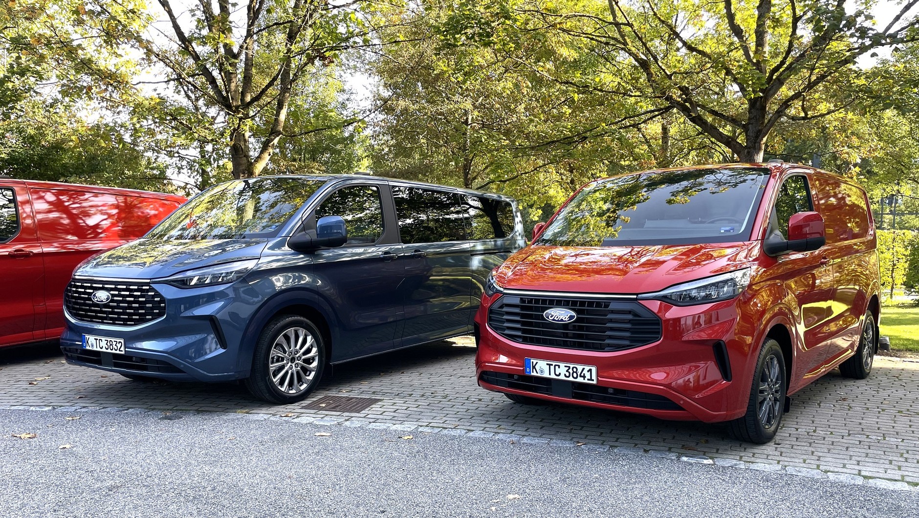 Po lewej Ford Tourneo Custom, po prawej Ford Transit Custom