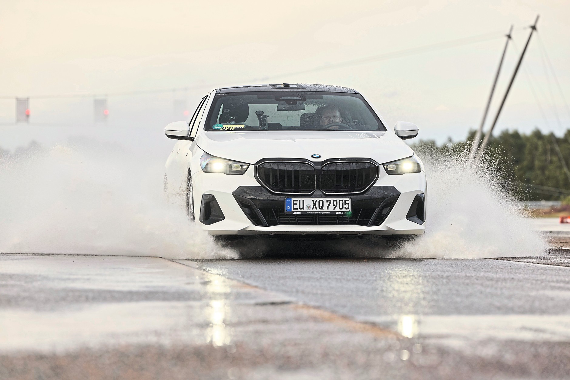 Hamowanie na mokrym to dla wielu modeli poważne wyzwanie. Najtańsze opony sobie nie poradziły. 