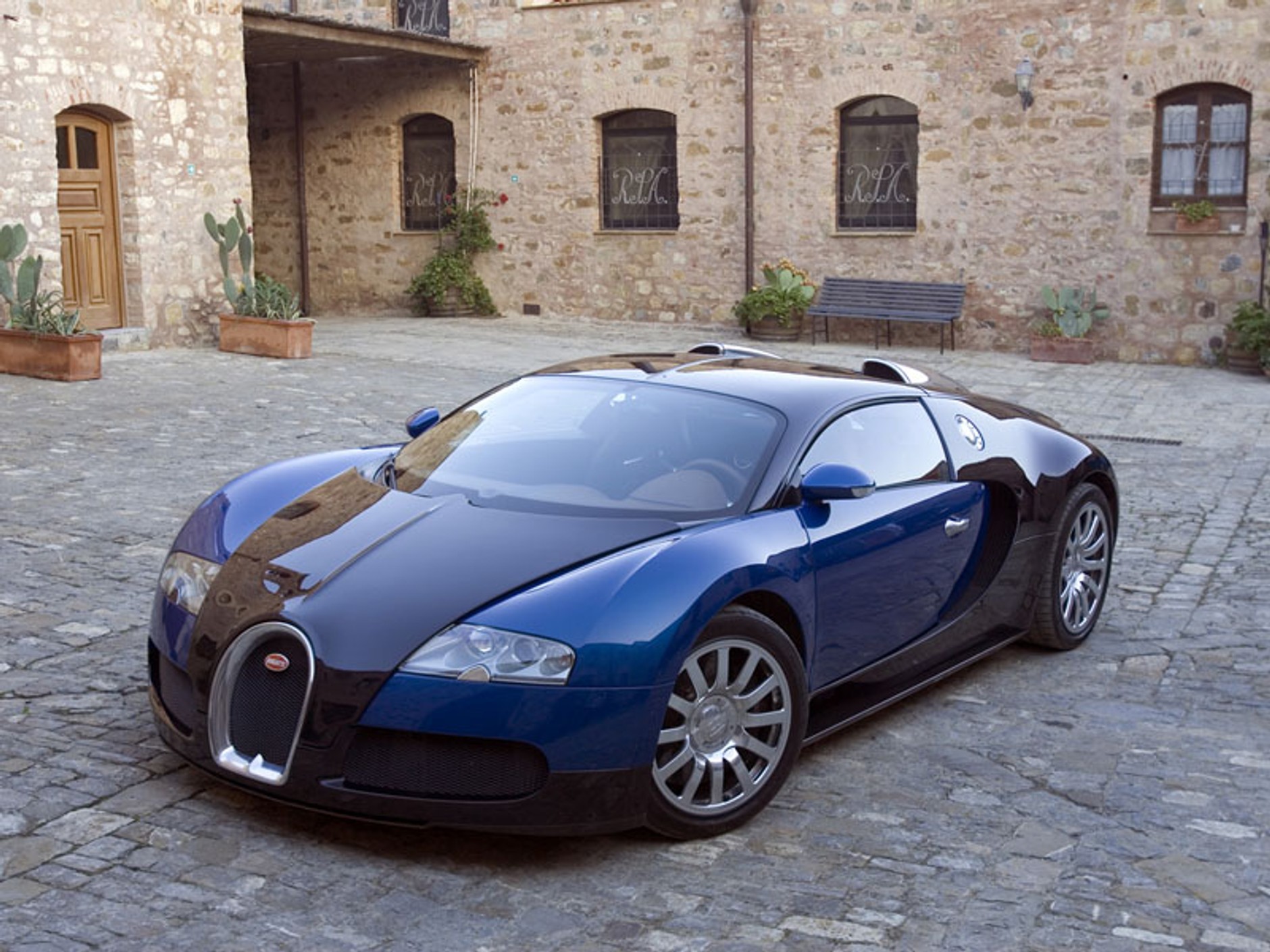 Bugatti wyprodukuje więcej egzemplarzy modelu Veyron (fot. + tapety)