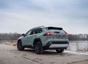 Ile Toyota RAV4 kosztuje w Polsce w 2025 r.? Sprawdzamy ceny i wyposażenie