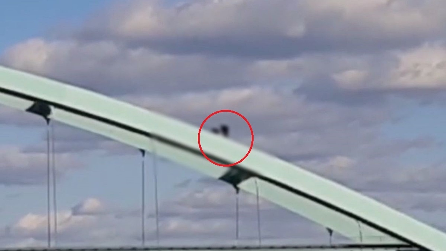 To miała być romantyczna randka z nutką adrenaliny. Weszli na przęsła wysokiego wiaduktu