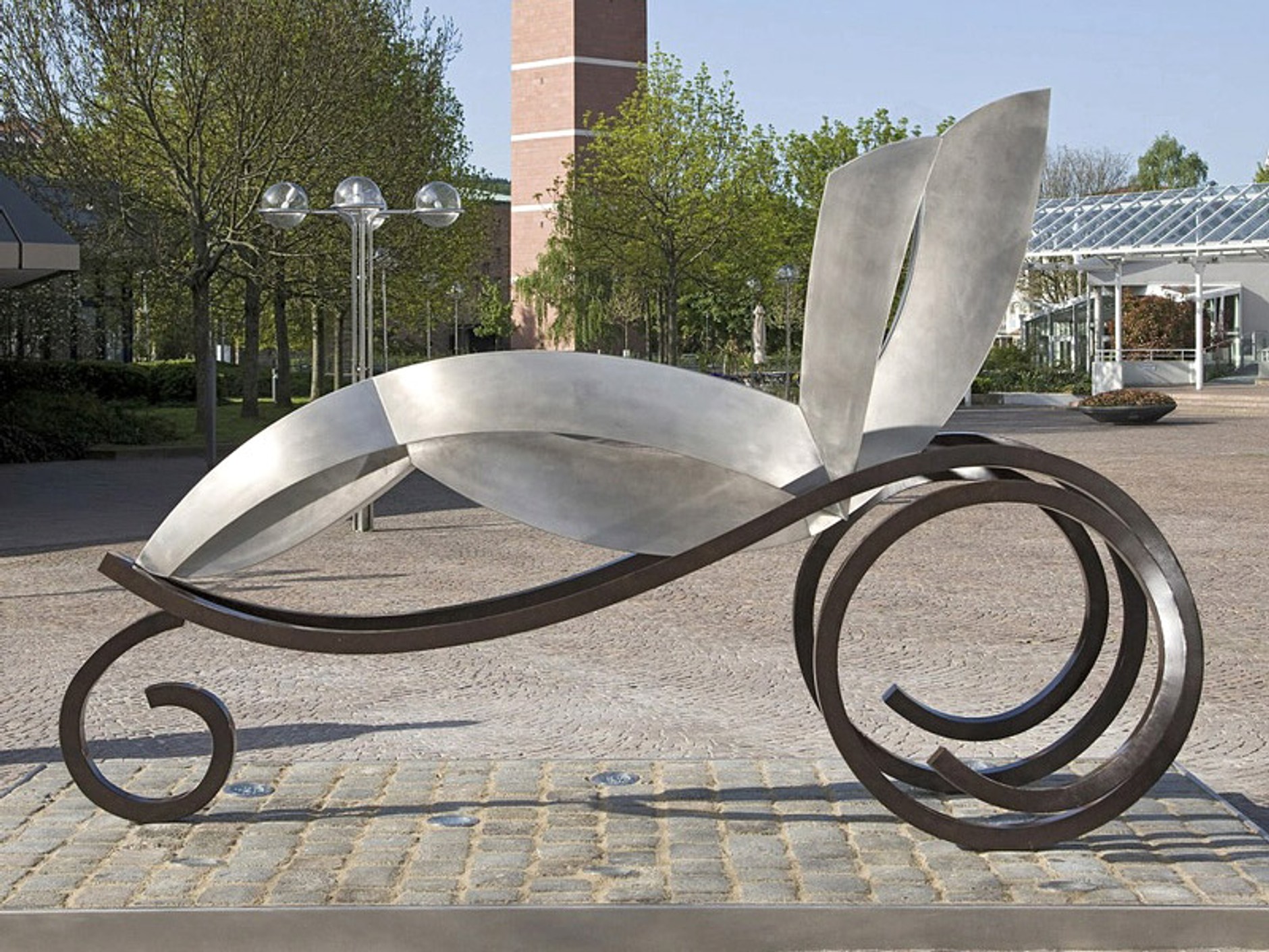 Mercedes-Benz: rzeźba na cześć pionierów motoryzacji