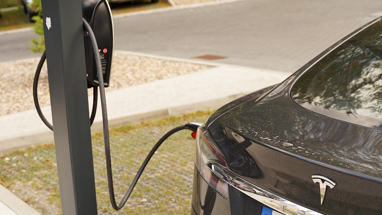 Ładowanie samochodu elektrycznego na parkingu