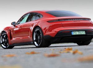 The Rock nie zmieścił się do Porsche Taycana
