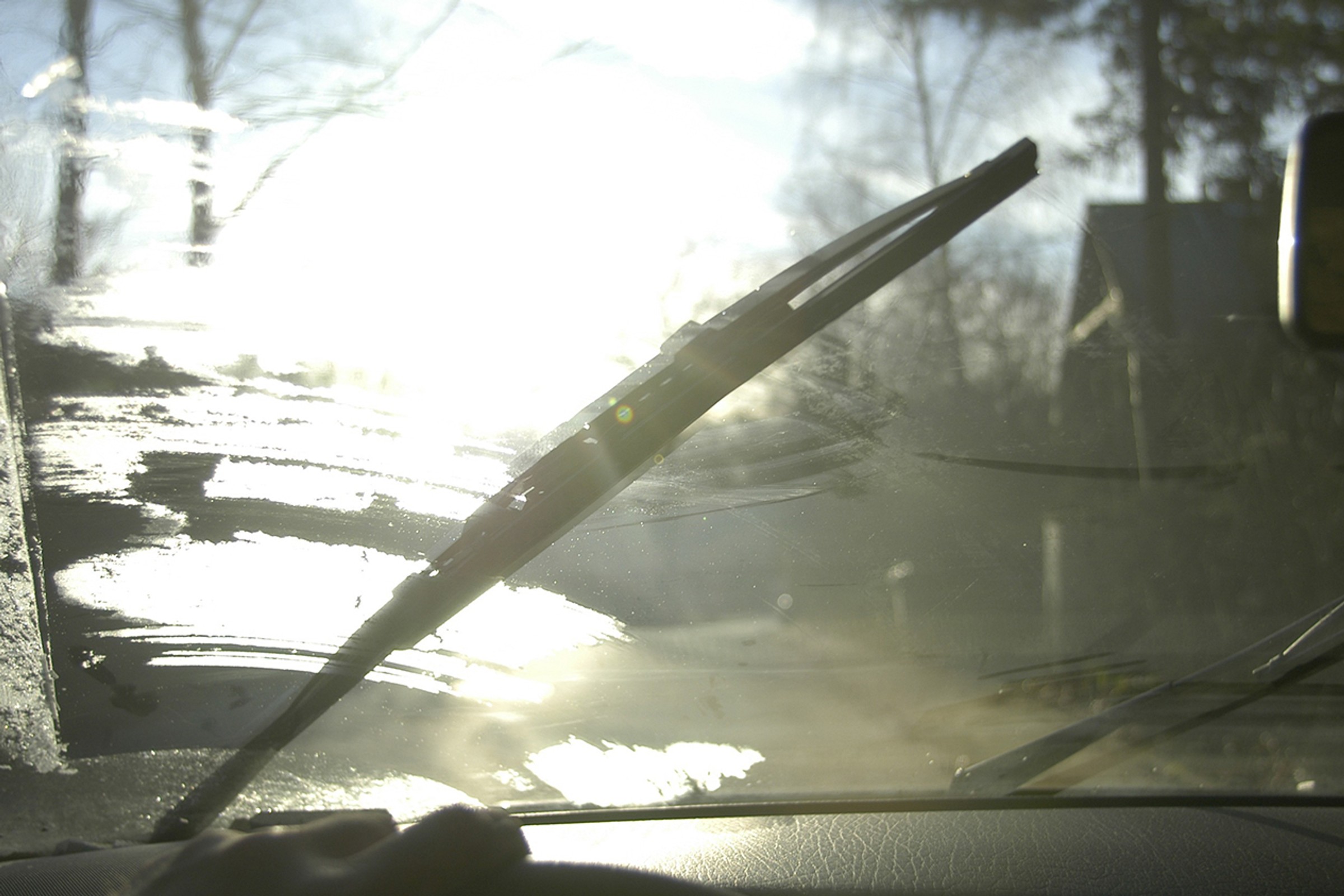 Jest prosty sposób na lepszą widoczność podczas jazdy. Wystarczy środek, który każdy ma w domu