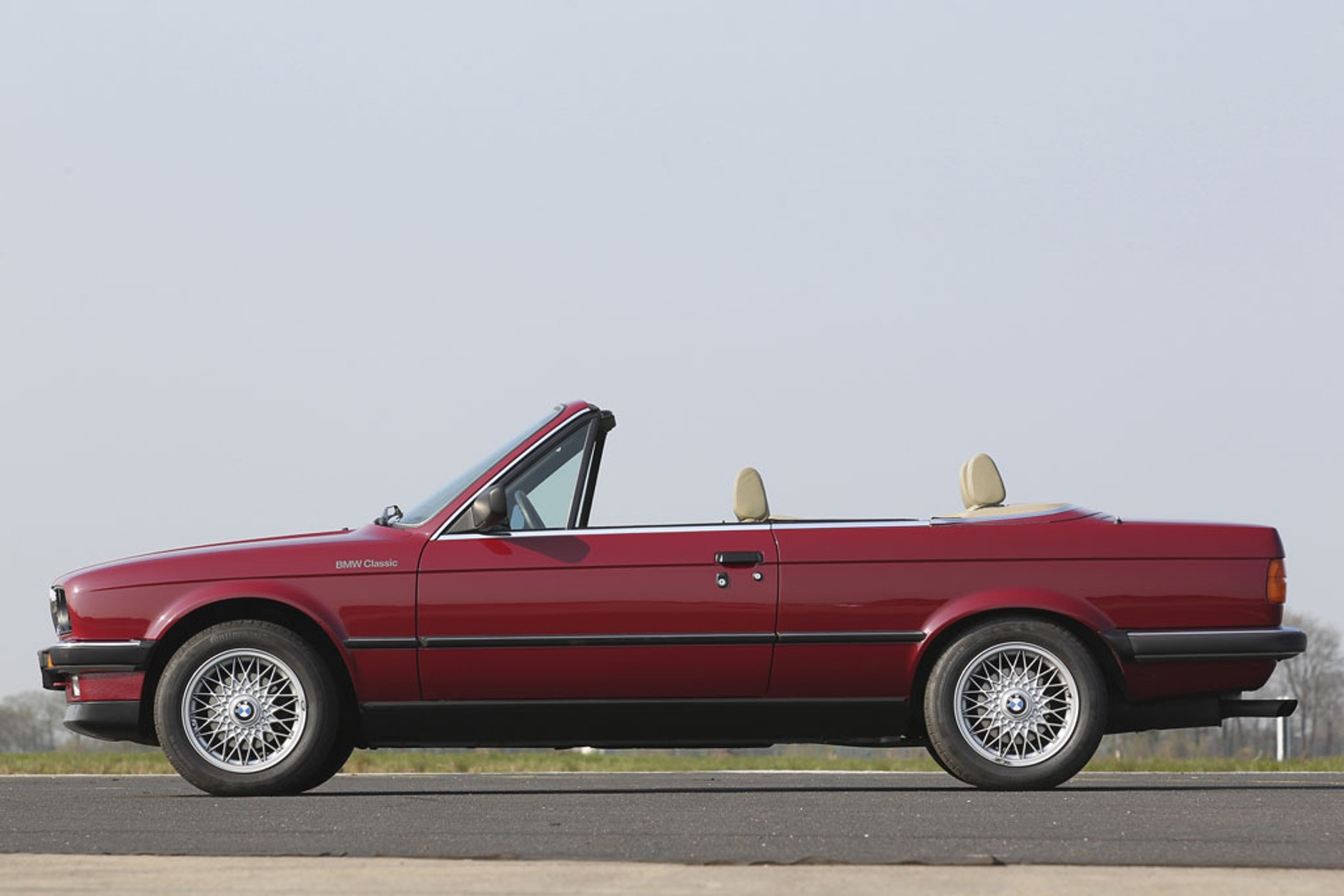 BMW E30 Cabrio - Czas na rekreację w klasycznym stylu