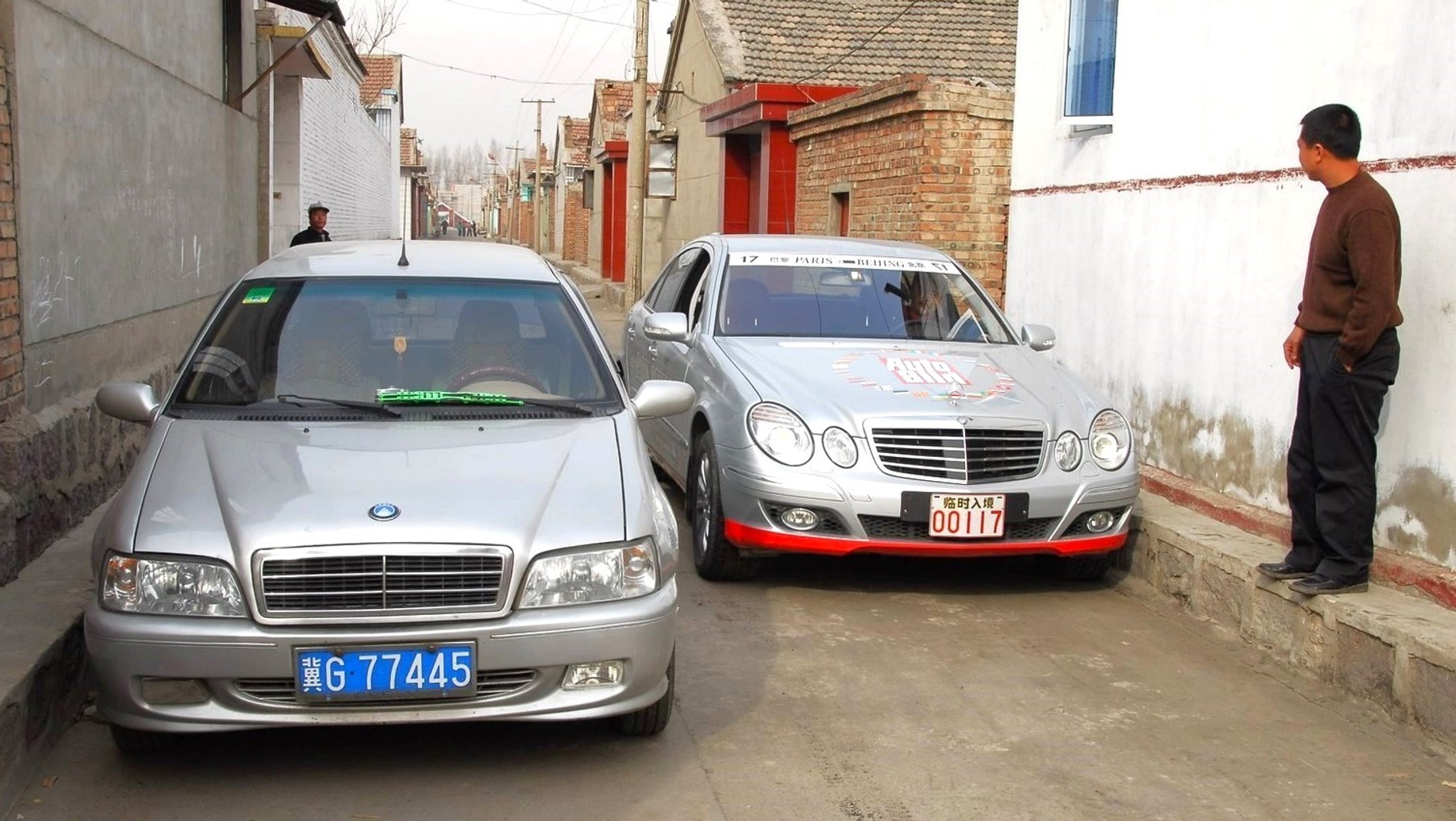 Chiński „mercedes” napotkany na trasie rajdu Paryż-Pekin 2006. Choć trudno w to uwierzyć, Geely produkowało wtedy jeszcze bardziej bezczelną kopię C-klasy z 2000 roku: Geely Merrie 300 miał nawet charakterystyczny „celownik” na masce.
