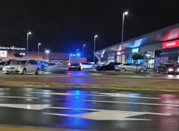 Uderzyła w wysepkę i w znak drogowy. Policjant zauważył ją kilkadziesiąt metrów dalej