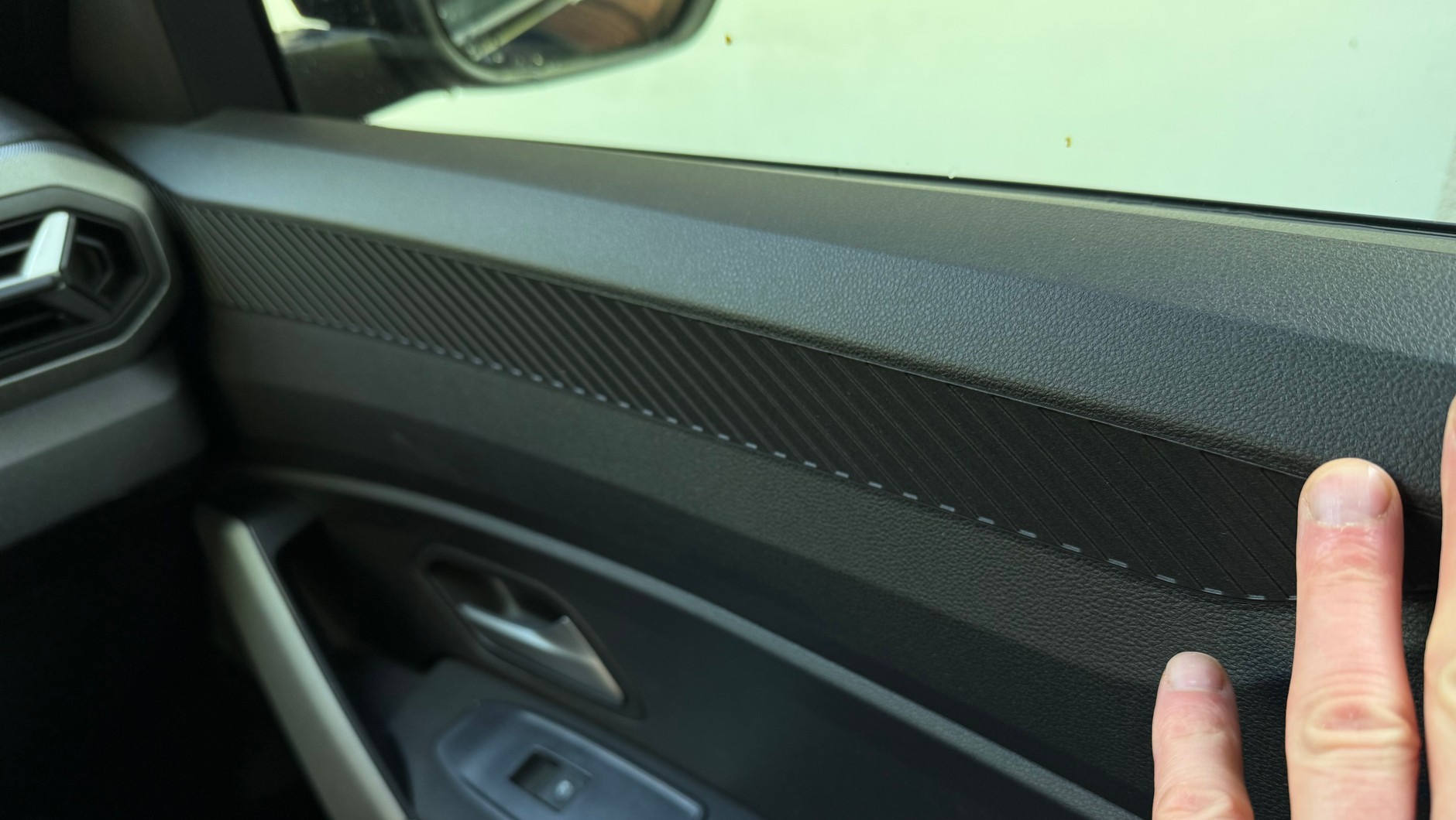 Dacia Bigster Hybrid 155: plastiki we wnętrzu są twarde. Miało być tanio, to jest