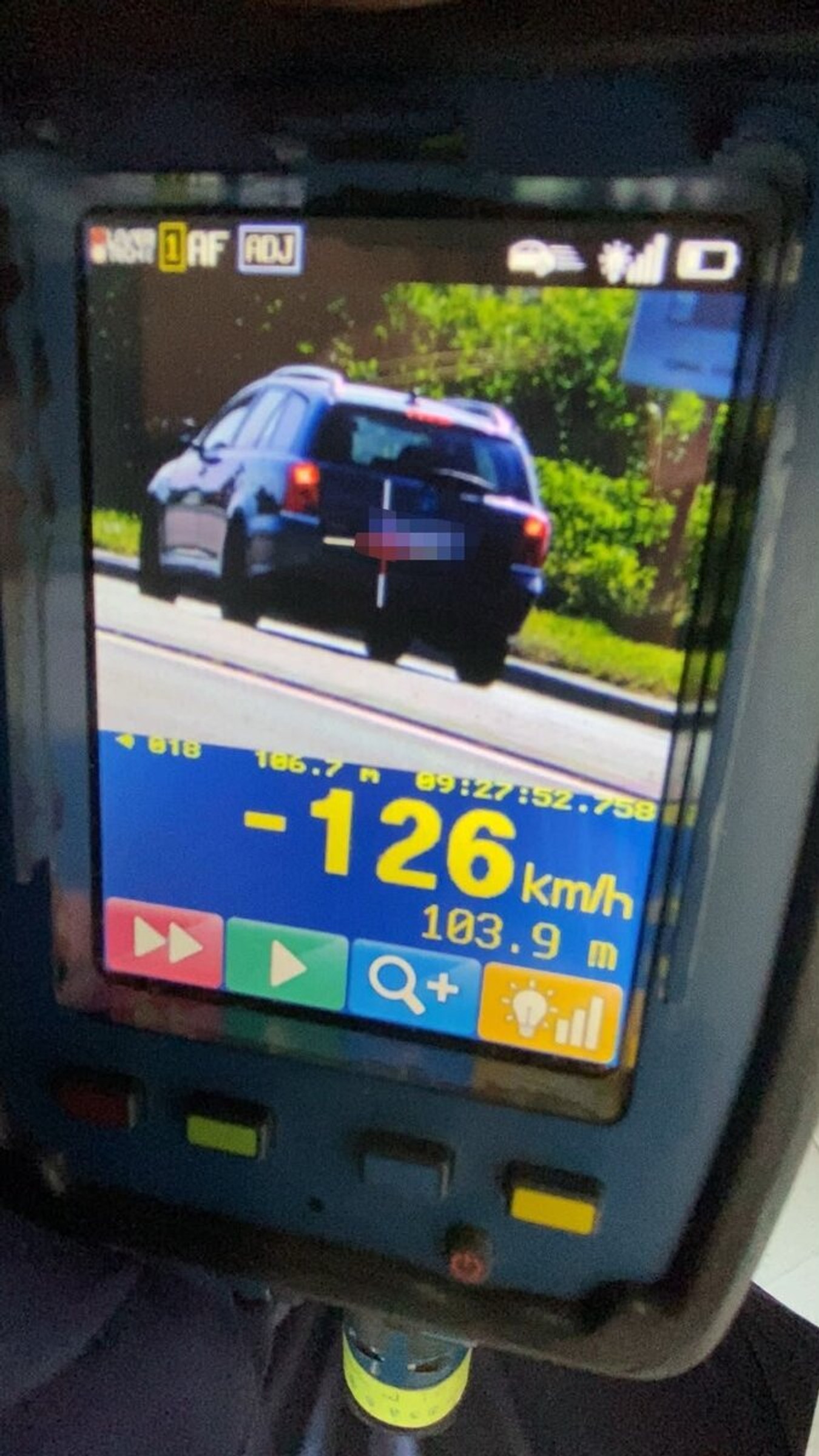 Kierowca po wykrytym wykroczeniu najpierw nie chciał się zatrzymać, a potem sam wysiadł z samochodu
