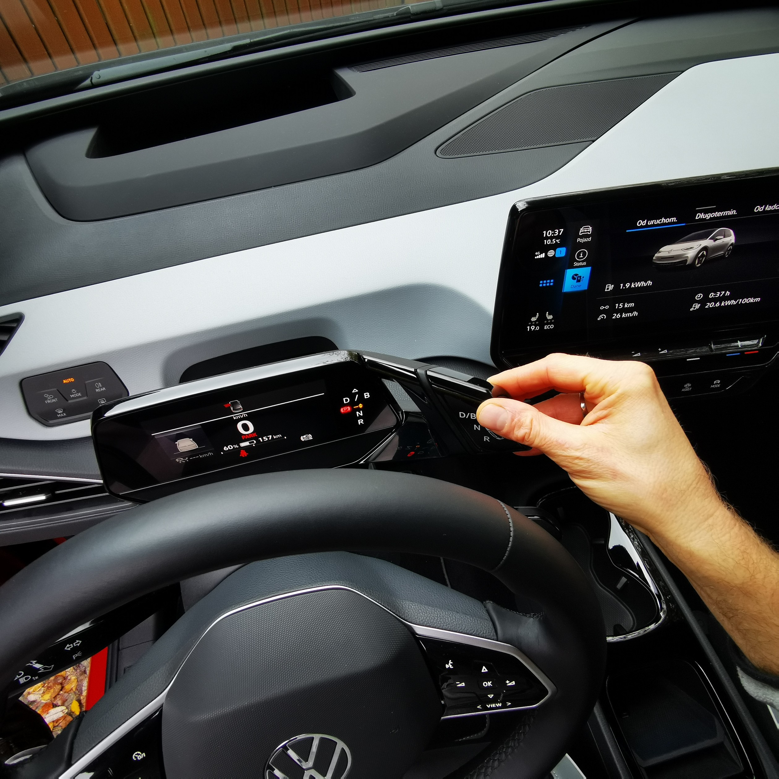 Aby ruszyć, nie trzeba nawet niczego włączać. Wybieramy tylko kierunek: do przodu albo do tyłu